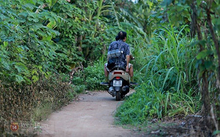 Bãi tắm tiên sông Hồng nhộn nhịp ngày nóng cực điểm